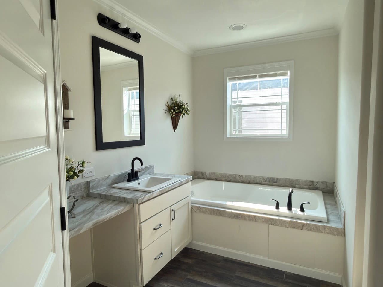Aimon 4br bathroom home features
