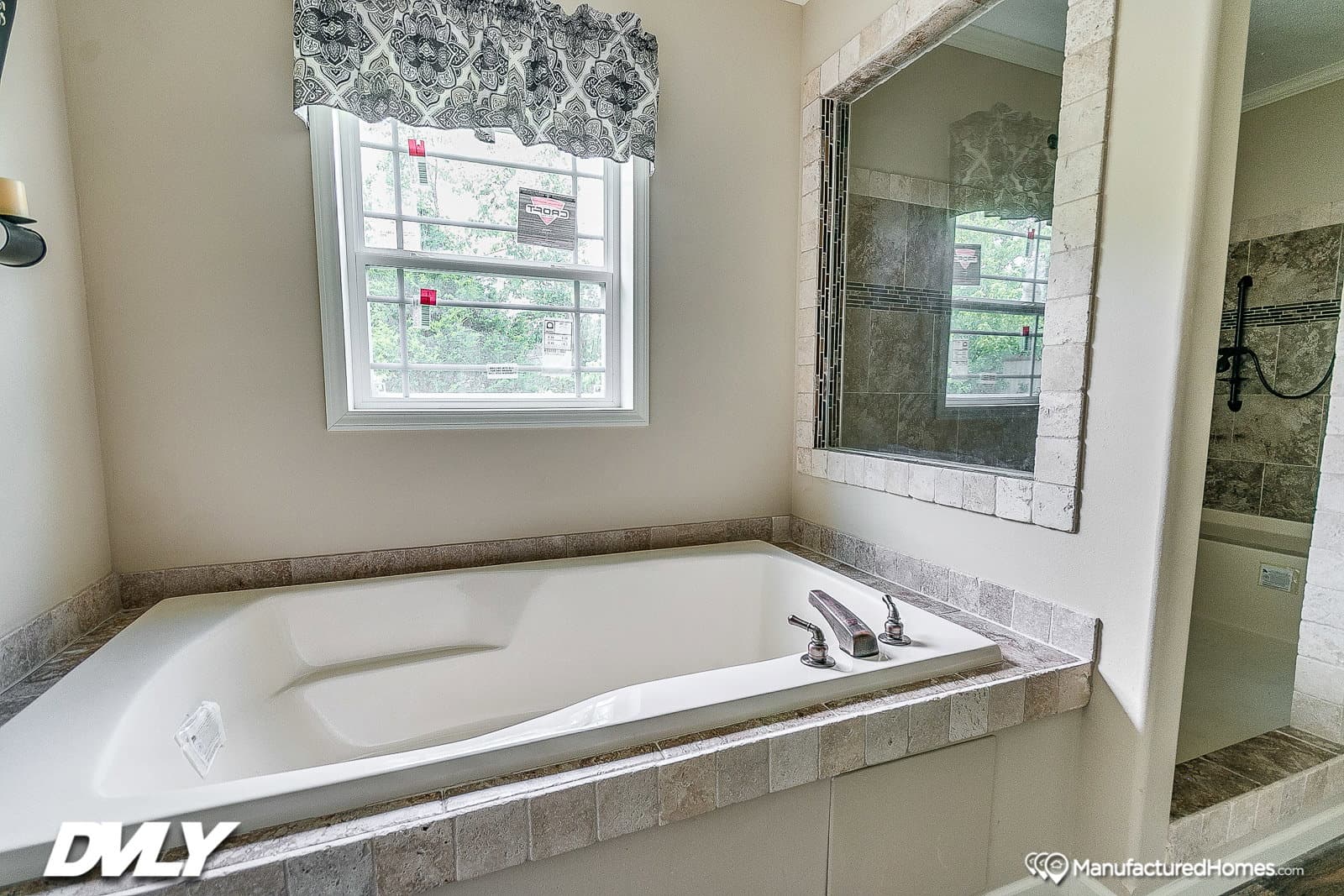 Ahaveh bathroom home features