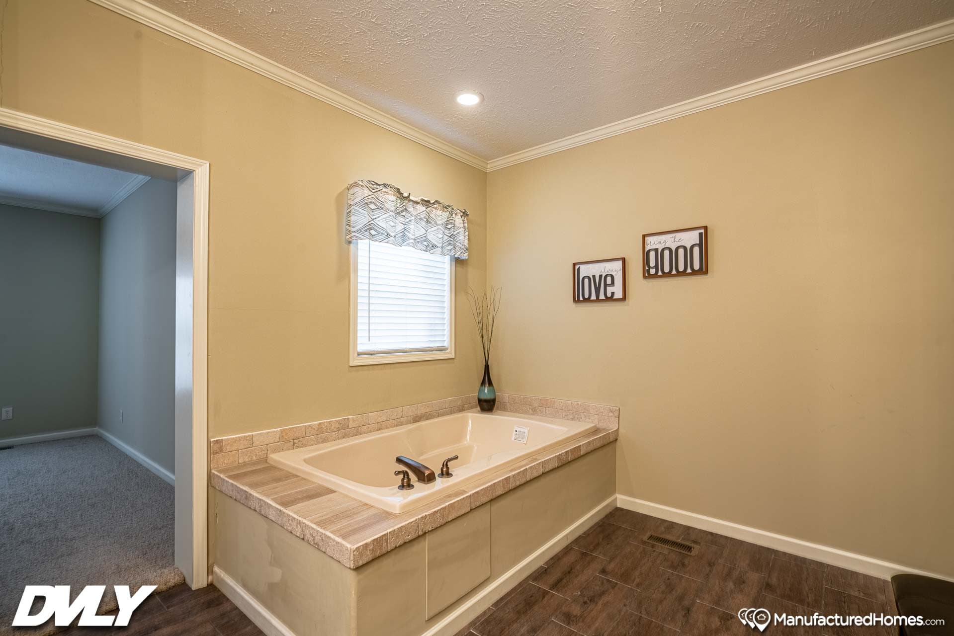 The klasse bathroom home features