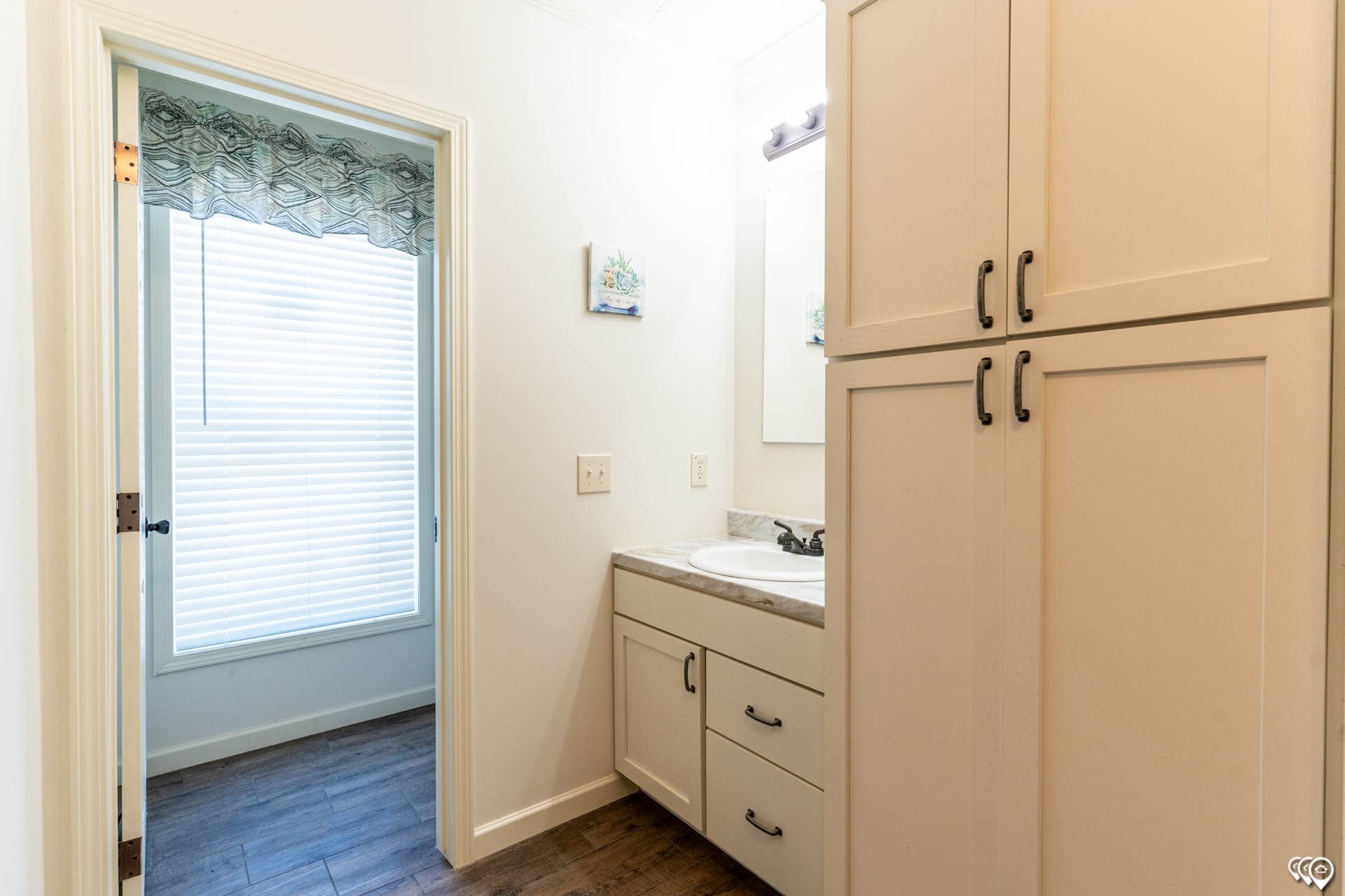 Aimon c 4br bathroom home features