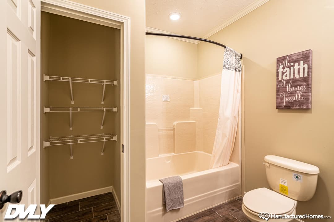 The klasse bathroom home features