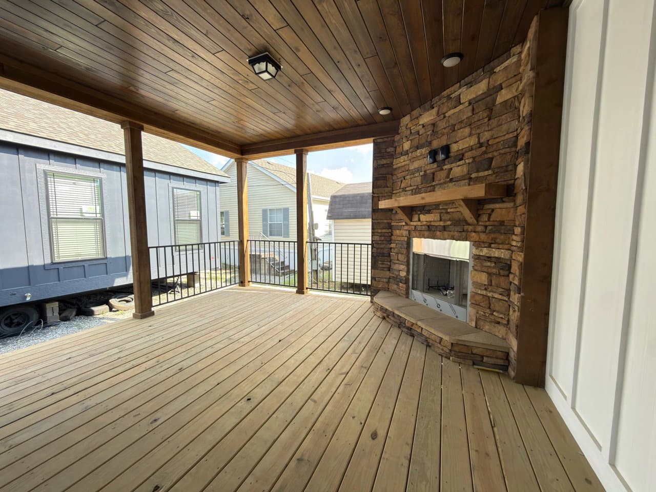 Robin's nest exterior home features