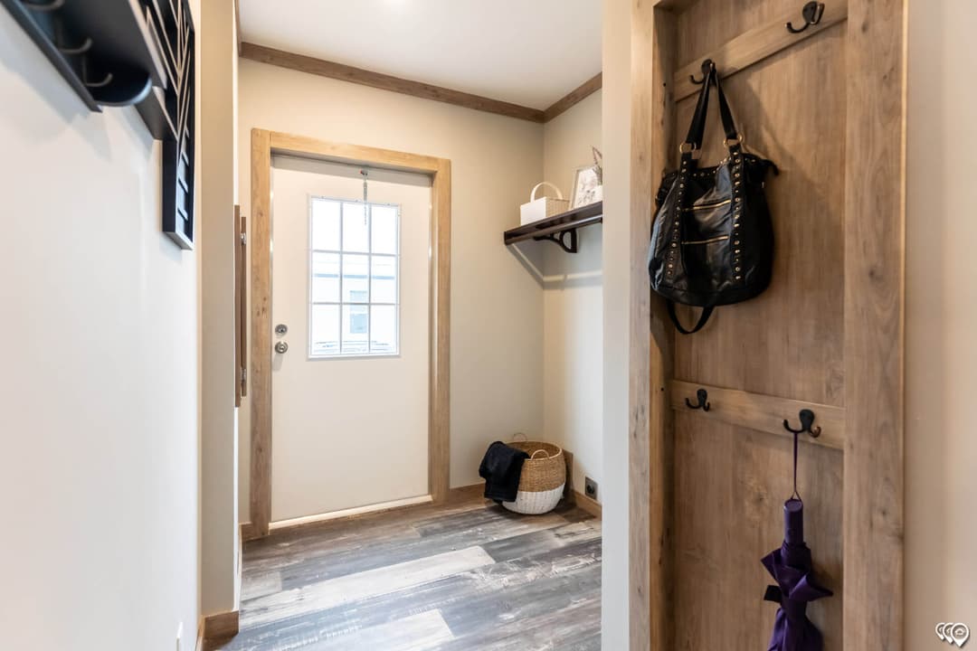 The canyon creek interior home features