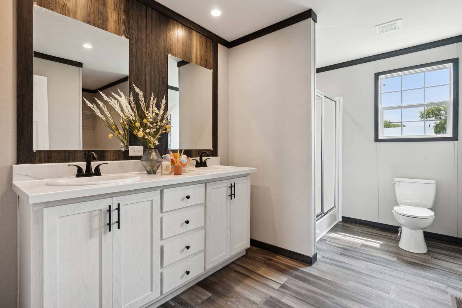 Clinch bathroom home features