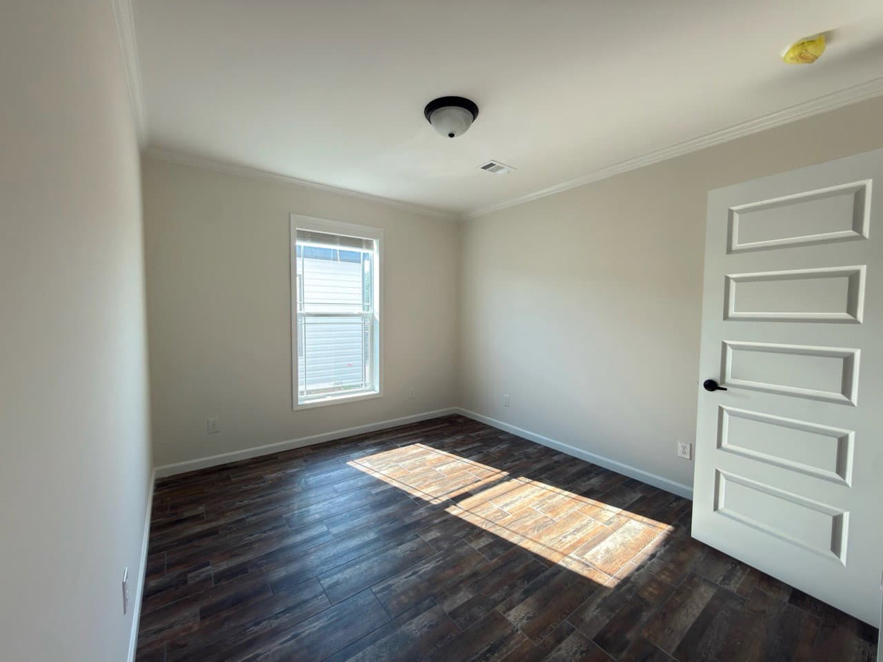 Aimon c bedroom home features