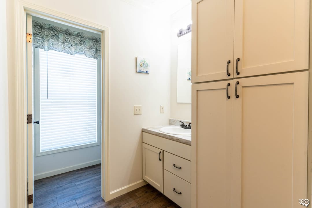 Aimon b 4br bathroom home features