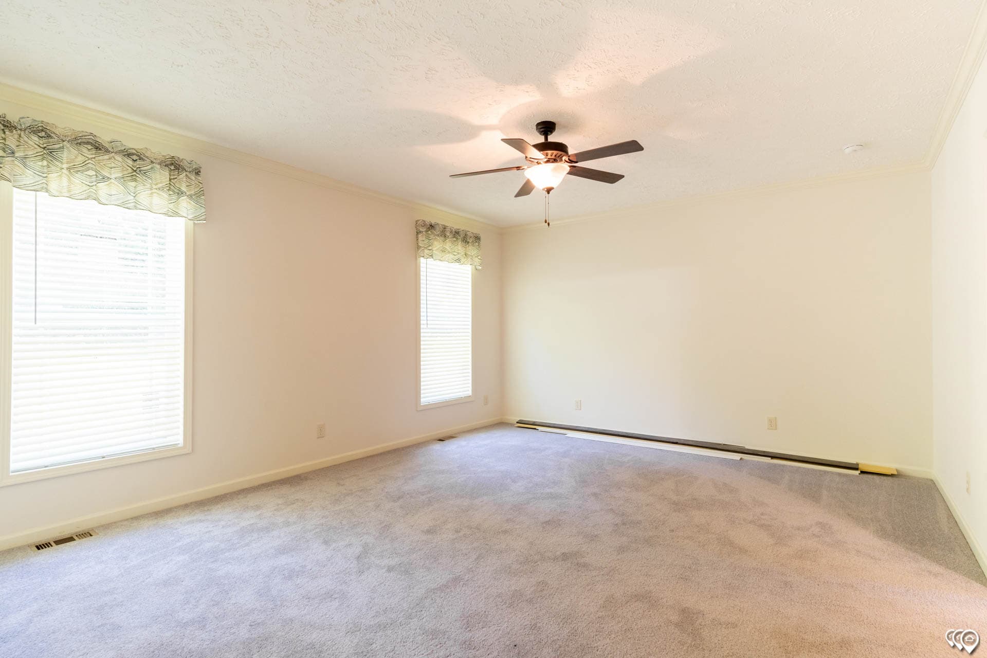 Aimon bedroom home features