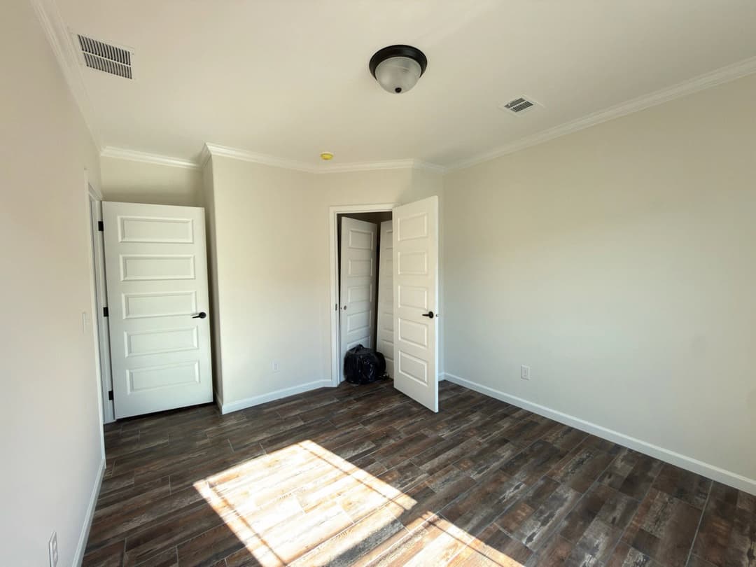 Aimon bedroom home features