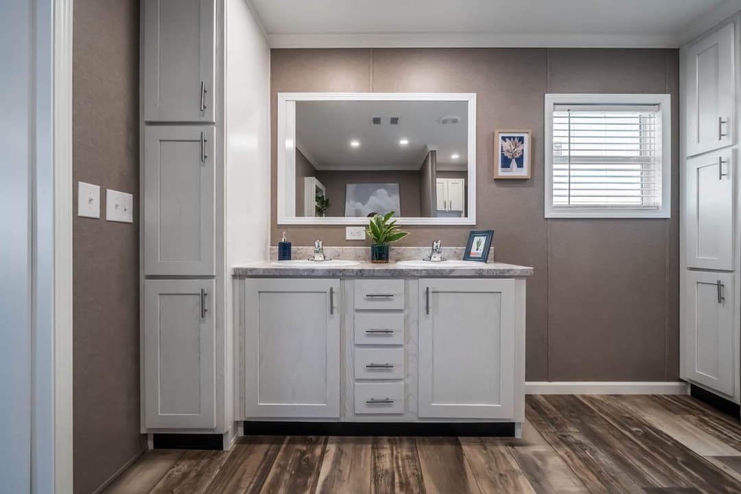 Ruby bathroom home features