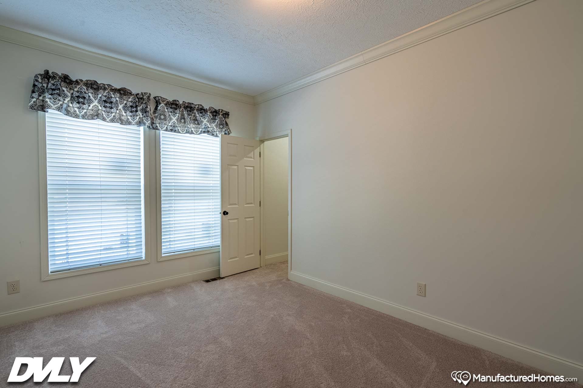 Orchard house (porch) bedroom home features