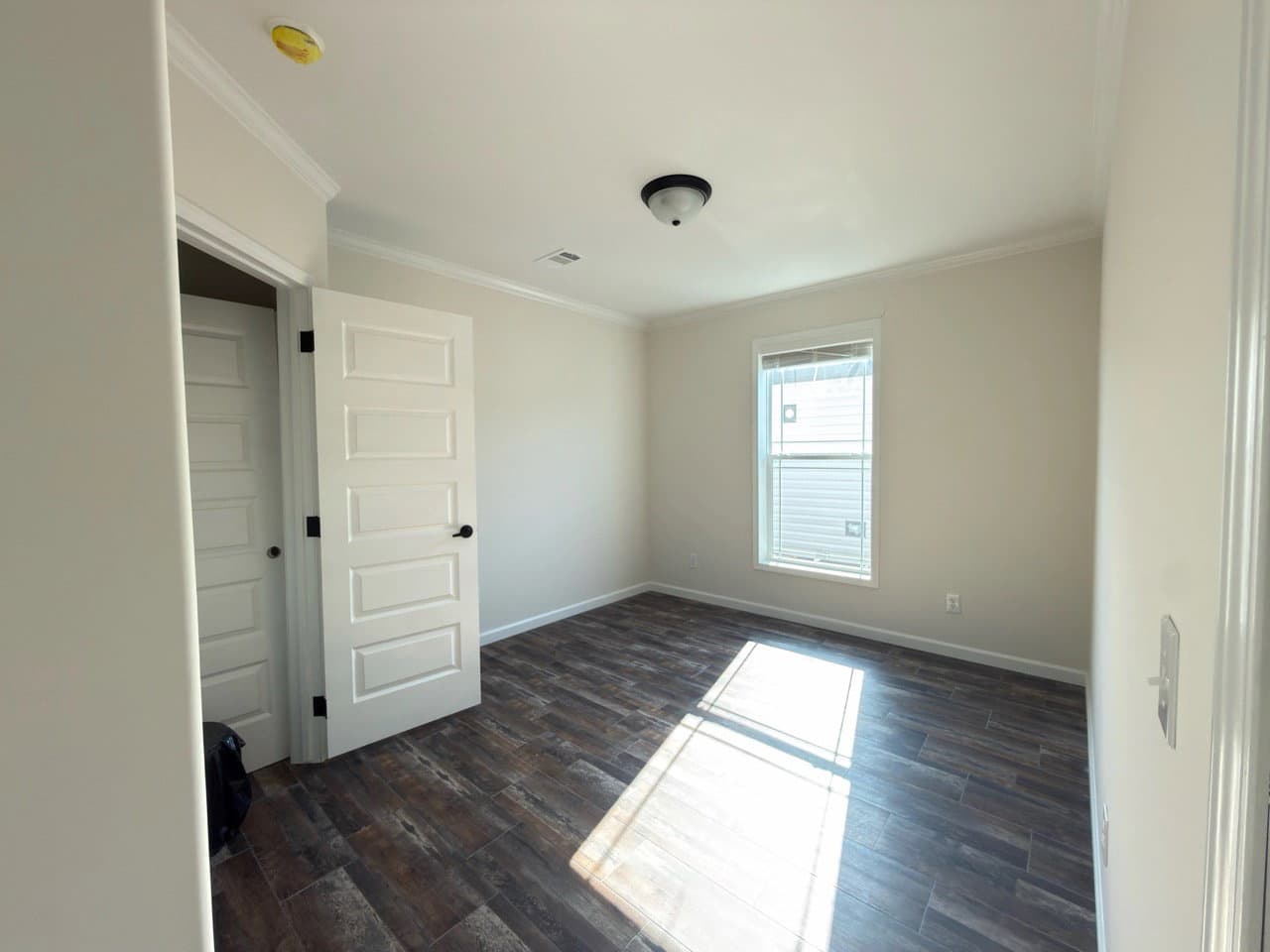 Aimon b bedroom home features