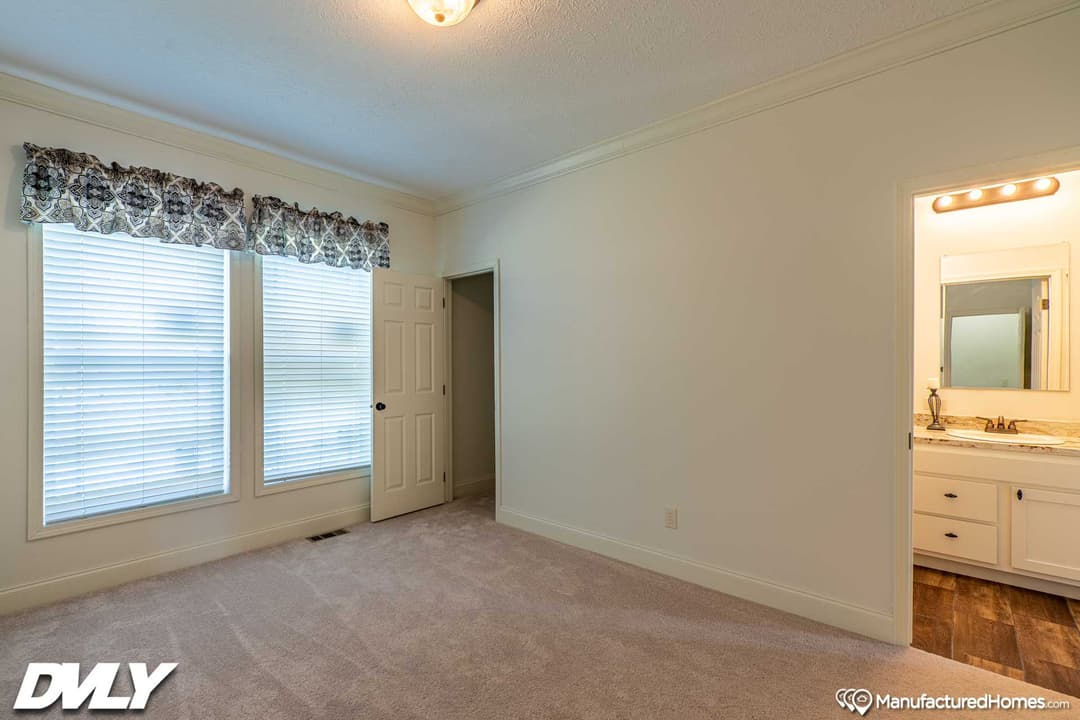 Orchard house (porch) bedroom home features
