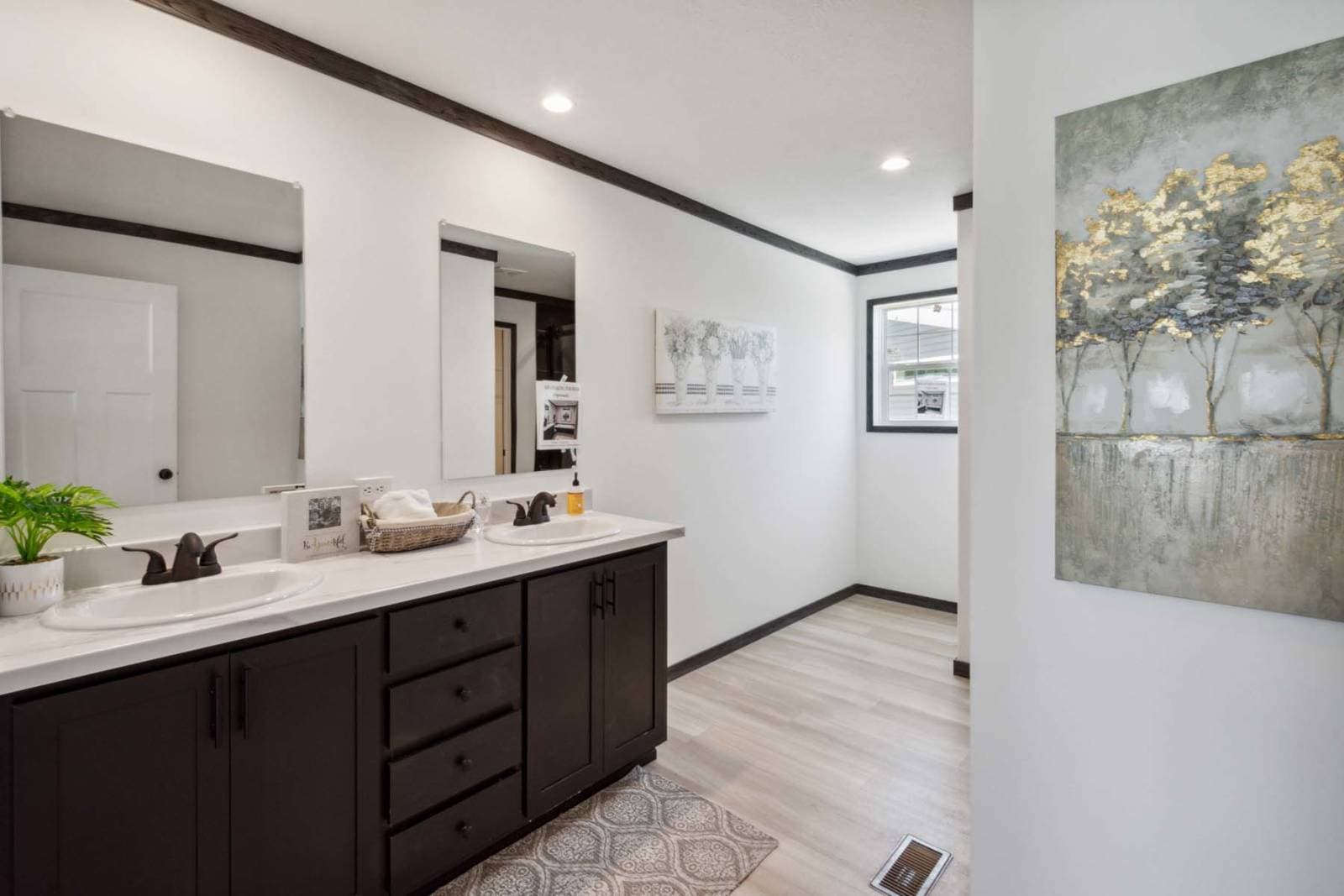 Roan bathroom home features