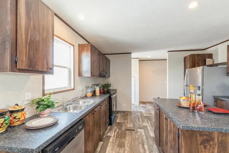 Grand kitchen home features