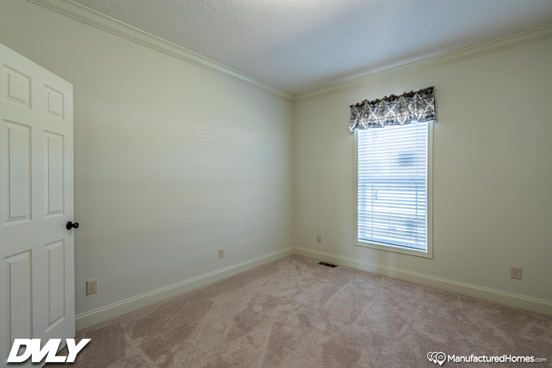 Orchard house (porch) bedroom home features