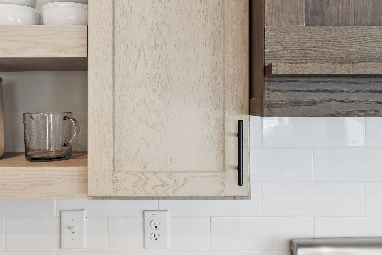 Driftwood cottage kitchen home features