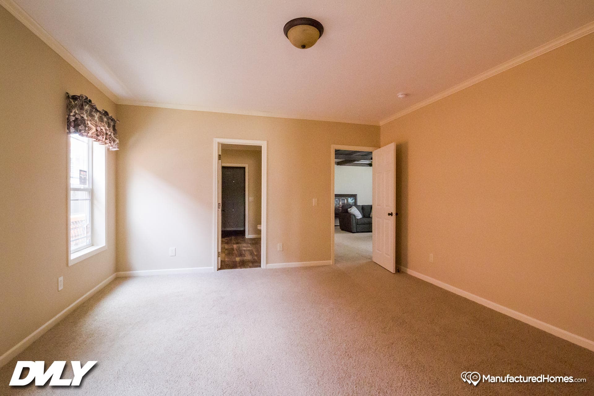 Ahaveh bedroom home features