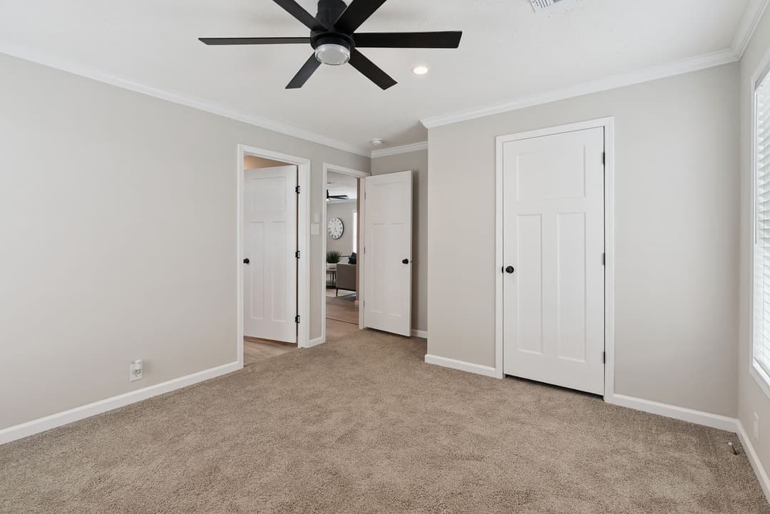 Driftwood cottage bedroom home features