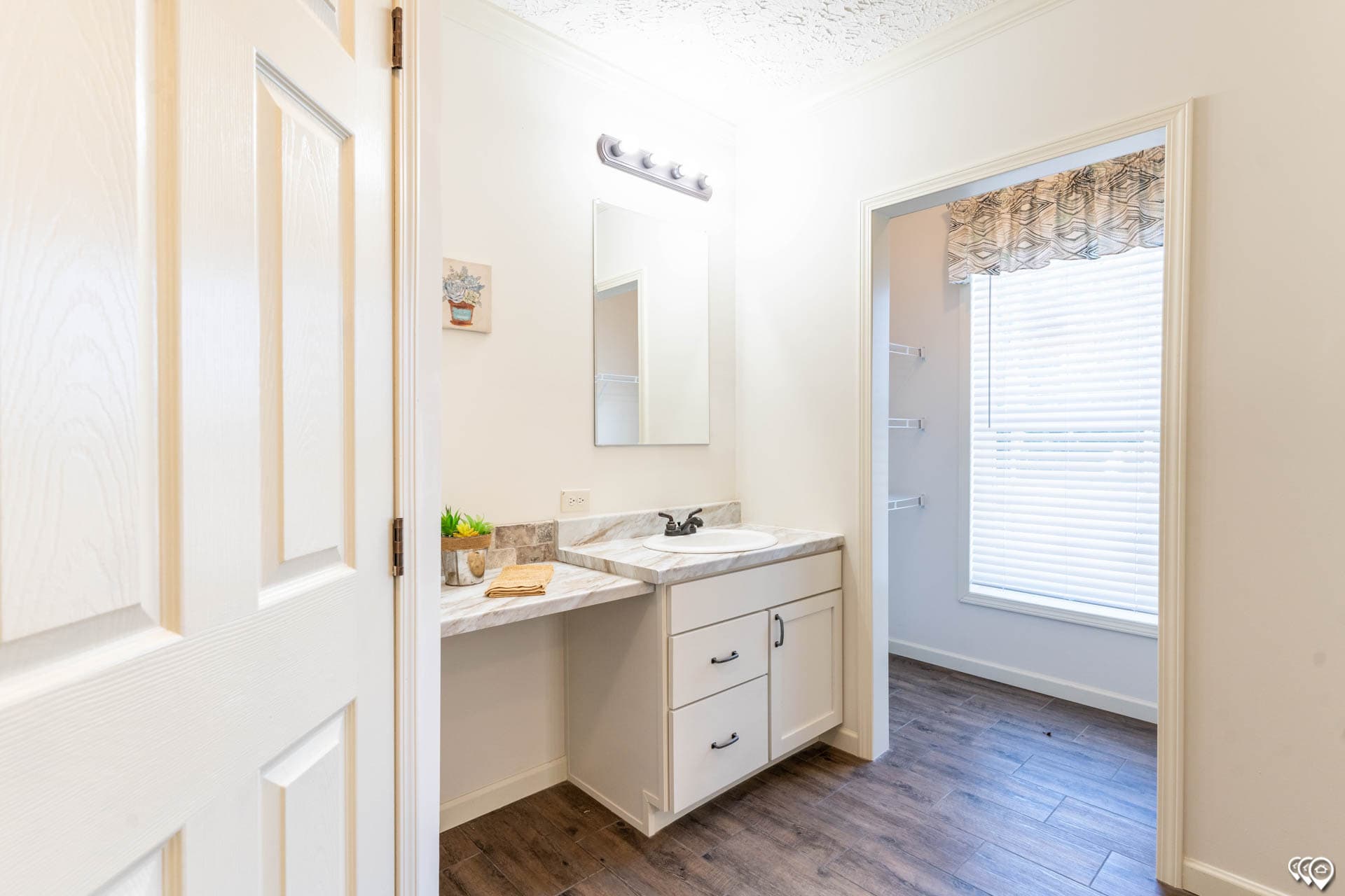 Aimon b bathroom home features