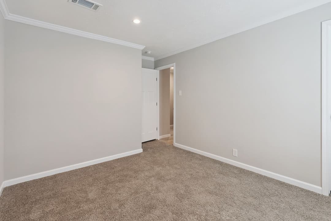 Driftwood cottage bedroom home features