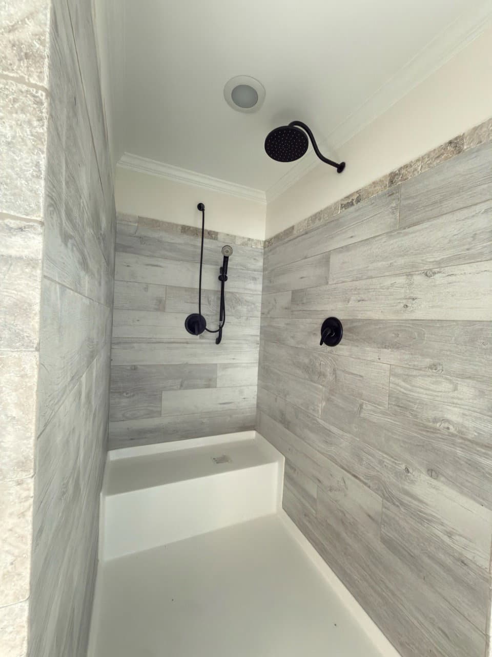 Aimon bathroom home features