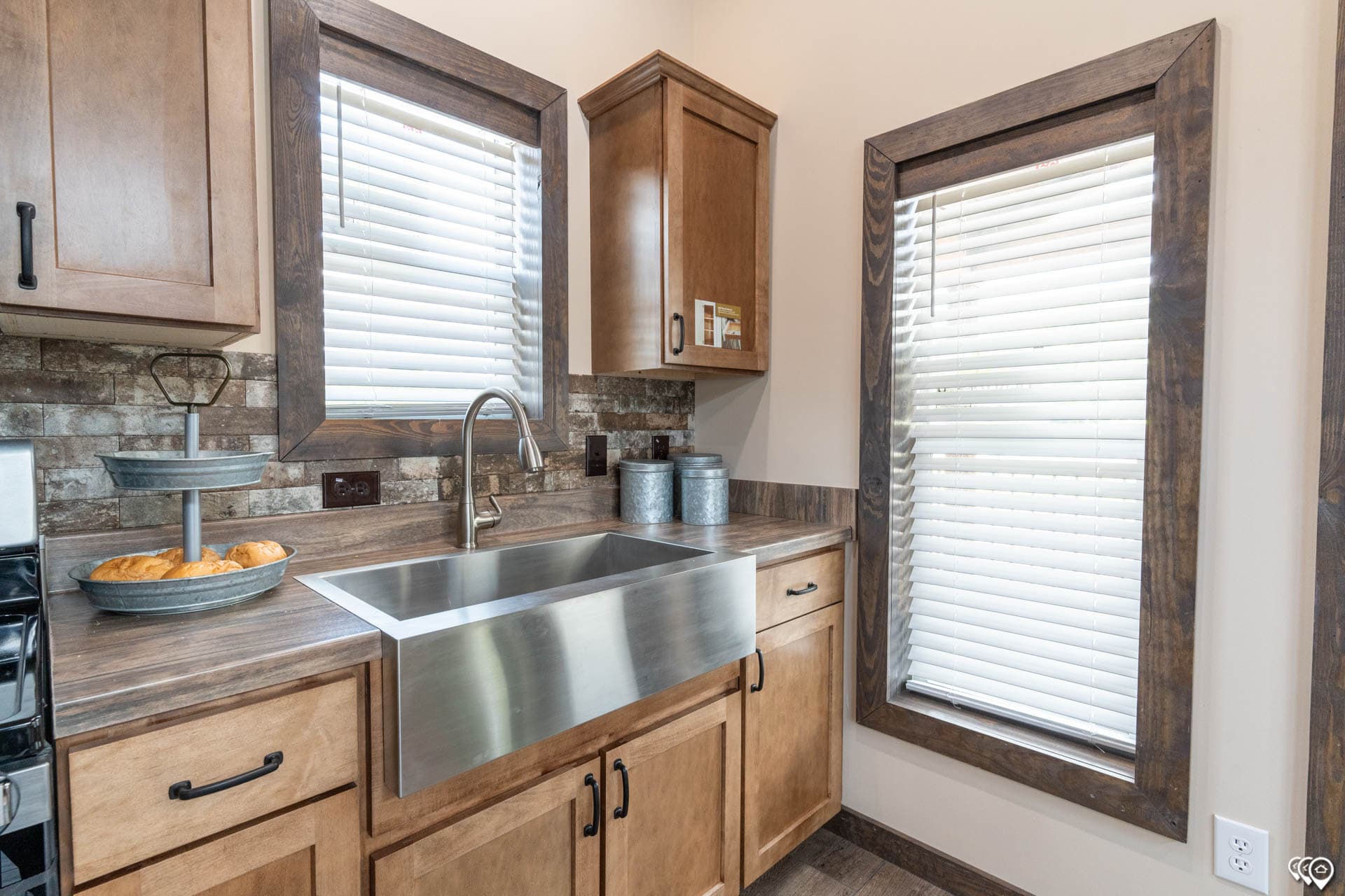 Cozy cabin 1 kitchen home features